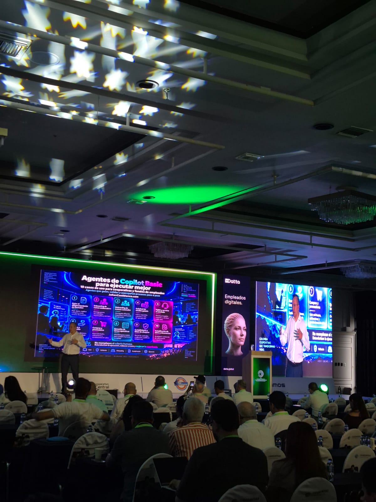 Conferencia de Julián Castiblanco sobre agentes de IA ante un auditorio