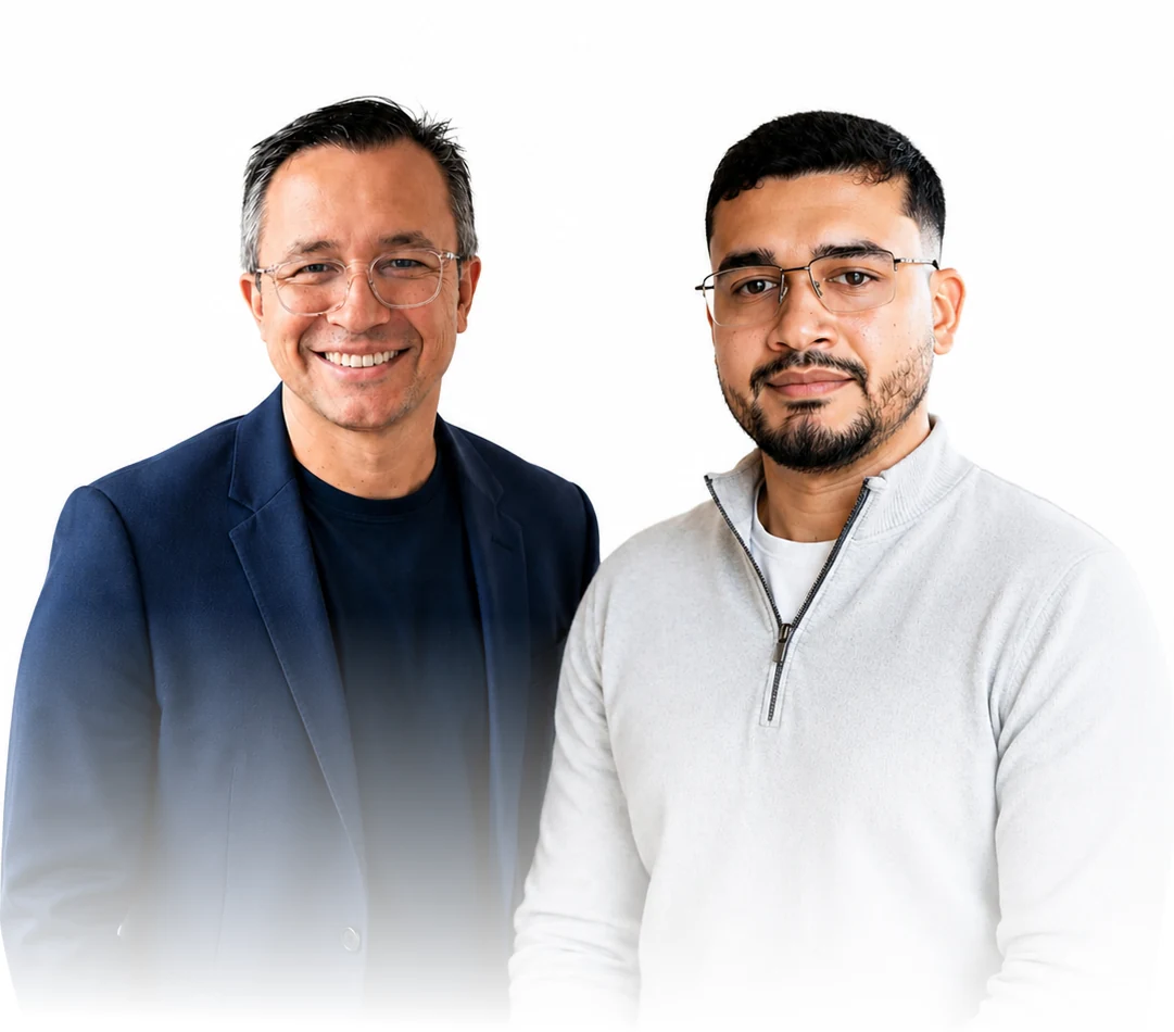 Julián Castiblanco y Eric Viloria trabajando juntos en proyectos de IA aplicada