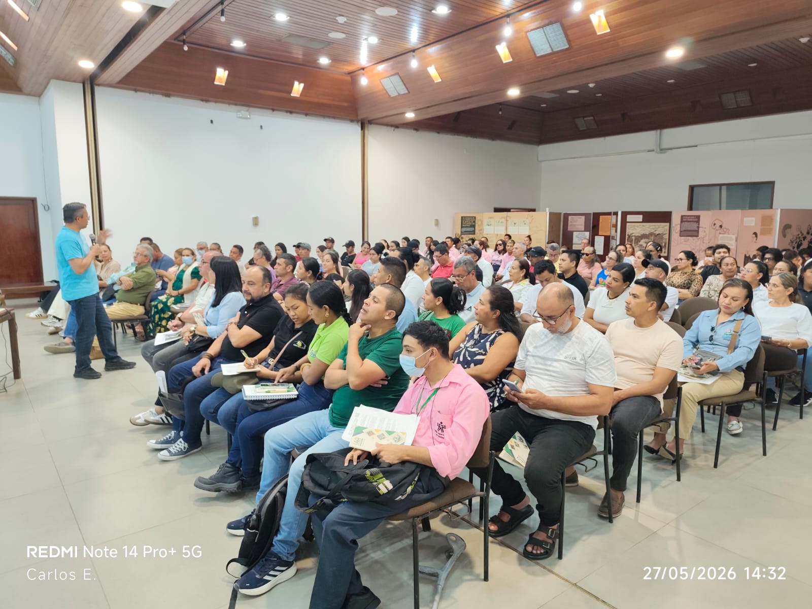 Conferencia Mentor-IA — auditorio lleno